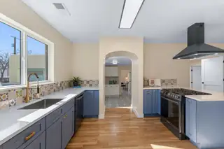 425 Carlisle Boulevard NE Kitchen