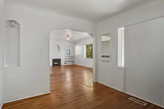 815 Girard Boulevard NE Living Room