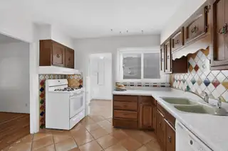 917 Girard Boulevard SE Bedroom