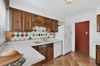 917 Girard Boulevard SE Kitchen