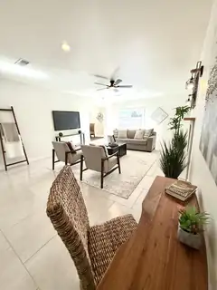 2932 Floral Road NW Living Room