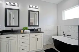 2040 S Lucia Avenue SW Bathroom