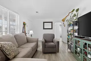 709 Carlisle Boulevard NE Living Room