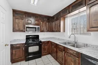 43 Avenida Jardin Kitchen