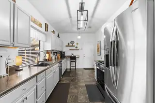 7104 Quail Hollow NE Kitchen