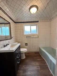 1011 Edith Blvd NE B-D 