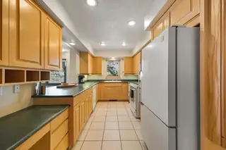 925 Tramway Lane NE Kitchen