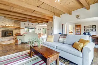 1160 Laurel Loop NE Living Room