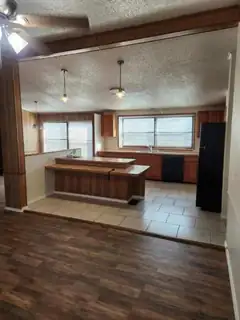 7211 Quail Hollow NE Living Room