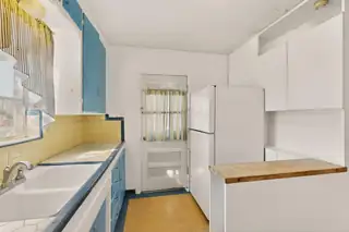 3705 Campus Boulevard NE Kitchen