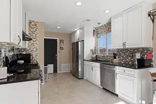 1500 Villa Del Valle NE 