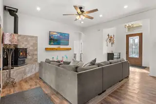 7 Charles Way 
