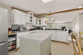 804 Calle De Los Tulipanes Kitchen