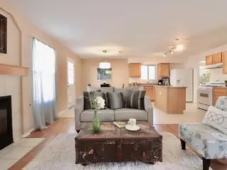 4309 Altura Vista Lane NE Living Room