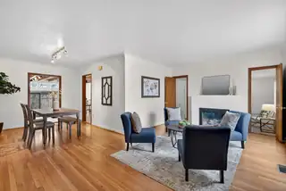 605 Wellesley Drive SE Living Room