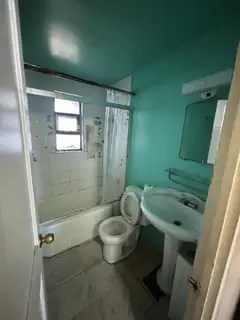 2827 Bel Air Drive NE Bathroom