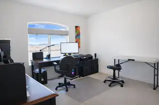 7413 Kodiak Road NE Home Office