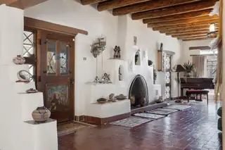 10075 Los Cansados Road NW Living Room