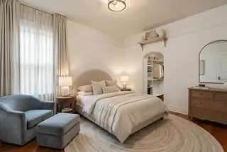 907 Edith Boulevard SE Bedroom