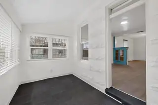 907 Edith Boulevard SE Living Room