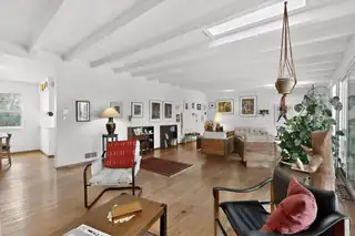 2407 Ada Place NE Living Room