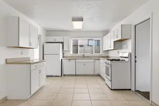 10901 Fairbanks Road NE Kitchen