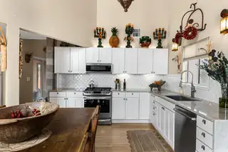 6079 Hoochaneetsa Kitchen