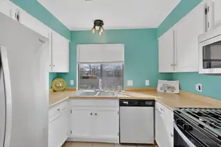 4848 Platinum Loop NE Kitchen