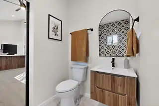 1100 10th Street SW Bathroom