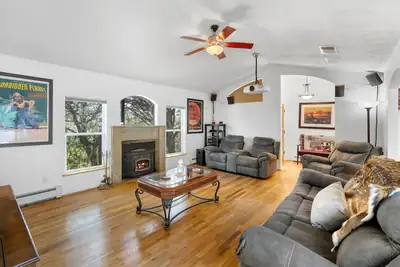 11 Eagle Trail Living Room