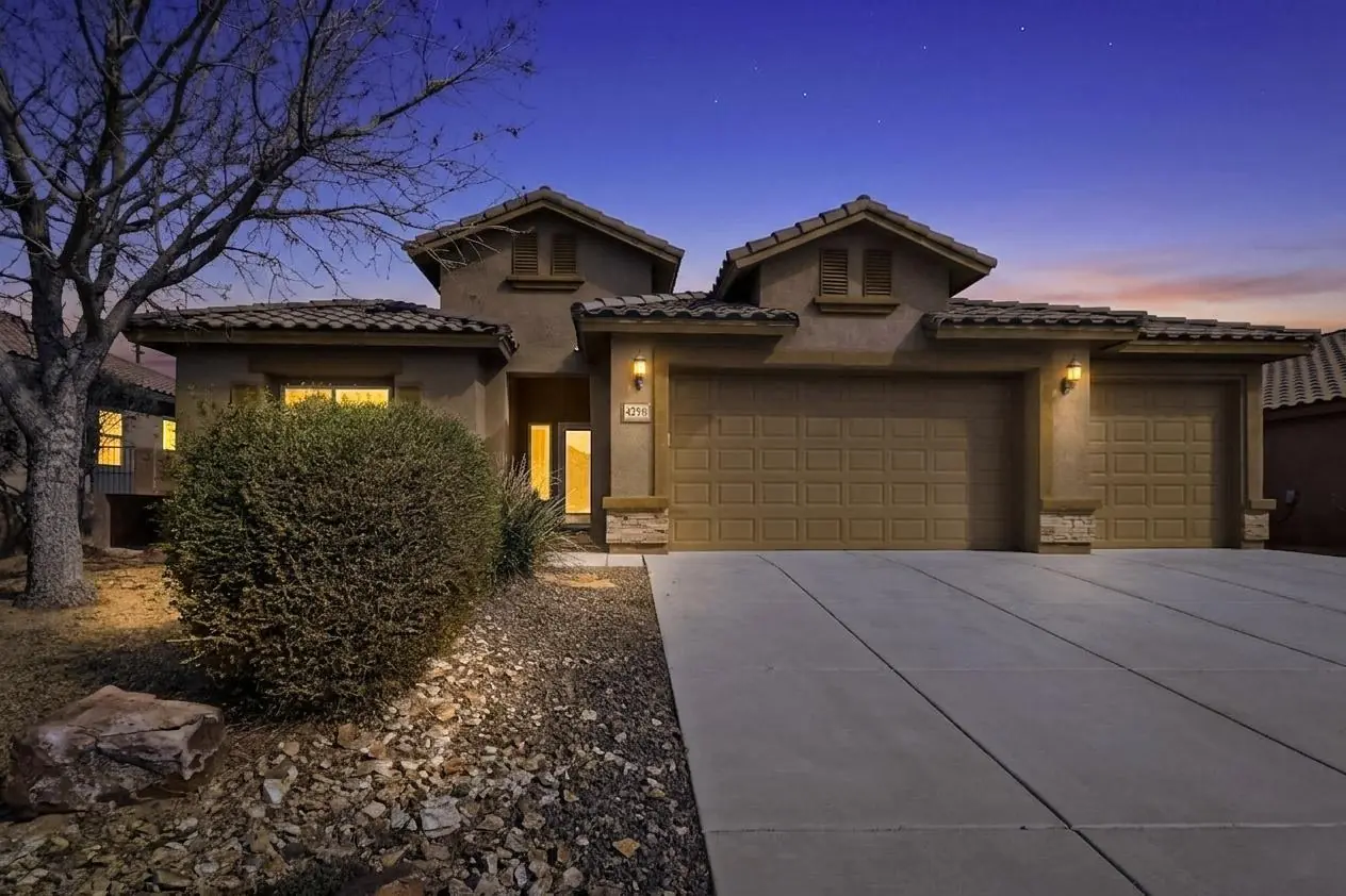 425 Paseo Vista Loop NE