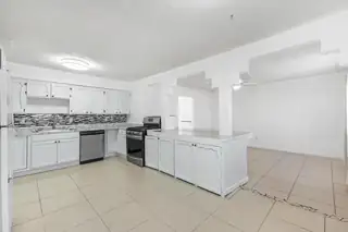 3513 Camino Alameda SW Kitchen