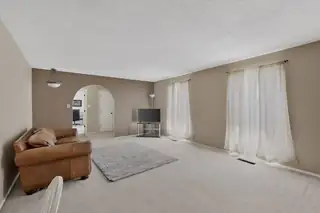 3511 Oakmount Drive SE Living Room