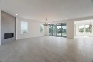 2729 Kings Canyon Loop NE 