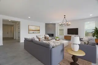 2729 Kings Canyon Loop NE 