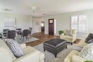 1110 Valley View Drive SW Living Room