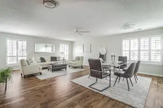 1110 Valley View Drive SW Living Room