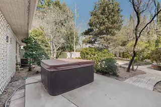 525 Sierra Drive SE Hot Tub