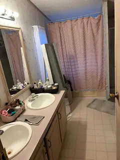 995 Harris Avenue Bathroom