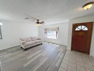 7205 Avenida La Costa NE 