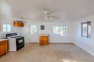 168 CR-101 Living Room