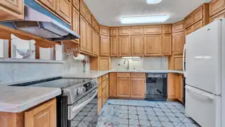 917 Bee Court Kitchen