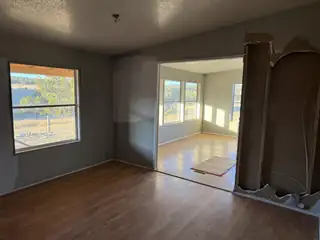 132 V-Hill Road Living Room