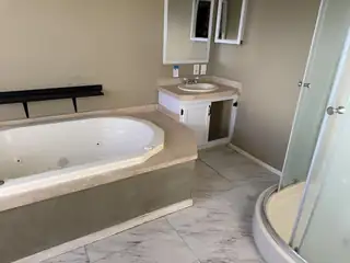 132 V-Hill Road Bathroom