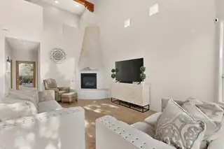 1385 Wilkes Way SE Living Room