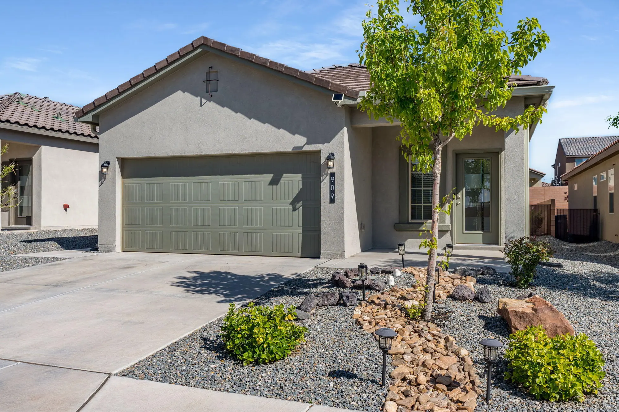 909 Tazanita Loop SE