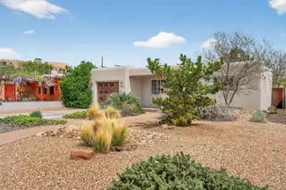 420 Manzano Street NE 