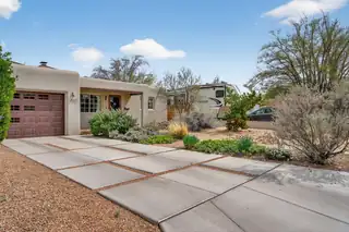 420 Manzano Street NE 