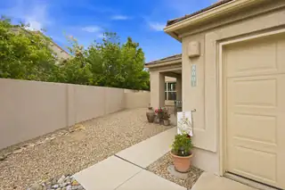 8001 Oso Feliz Drive NE 