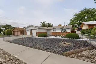 6213 Avenida La Costa NE 